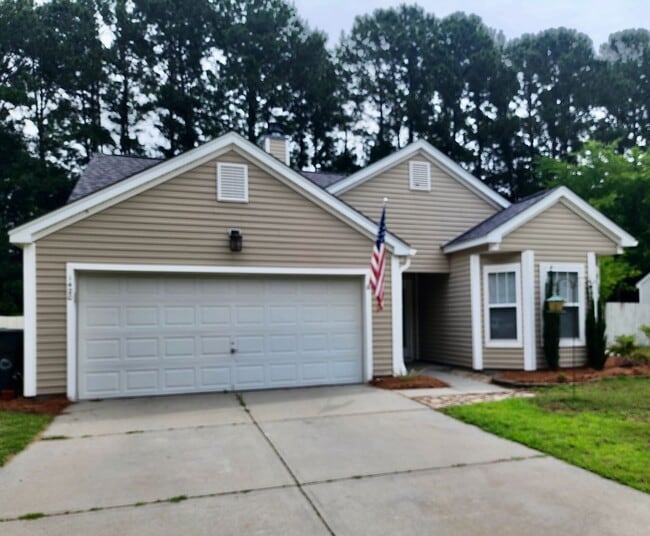 Building Photo - Spacious 3 bedroom with an outside oasis -...