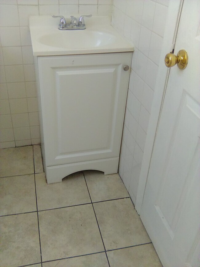 Building Photo - 594 Roosevelt Ave