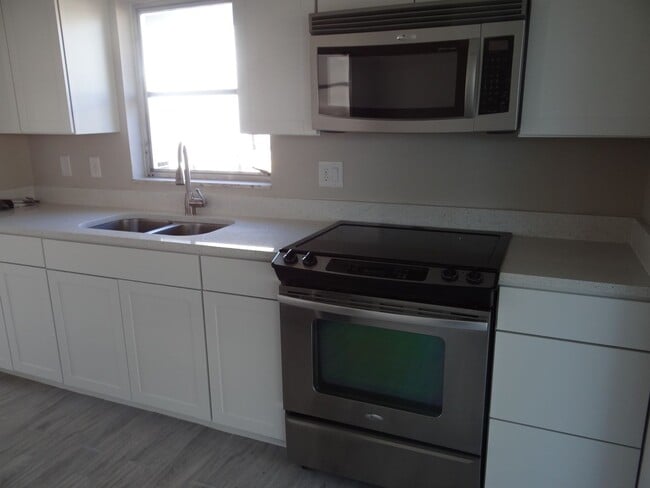 Foto del edificio - Annual Renovated Duplex 2 bed 1 bath 1 car...