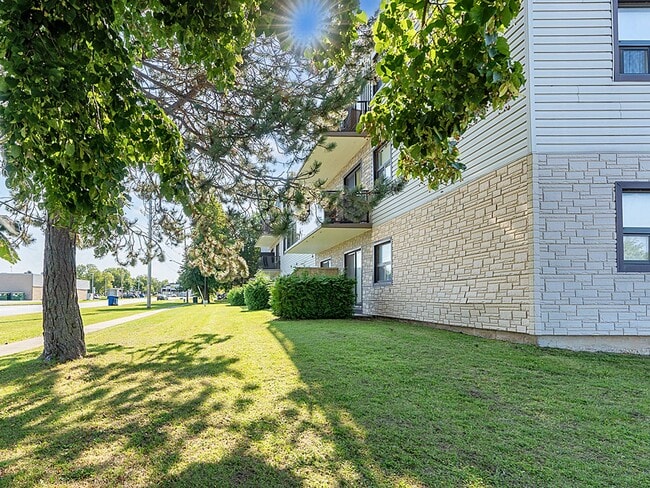 Building Photo - The Huron Apartments