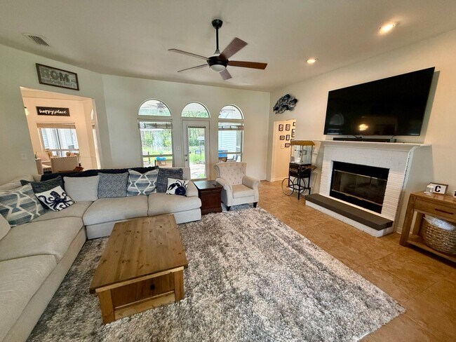 Foto del edificio - Stunning Bluewater Bay Home in Parkwood Estates!