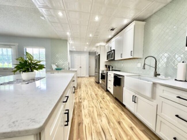 Foto del edificio - Fully renovated executive home