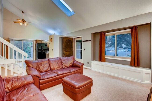 Foto del edificio - 3 bed, 2 bath Multi-Level Home on Cul-De-Sac