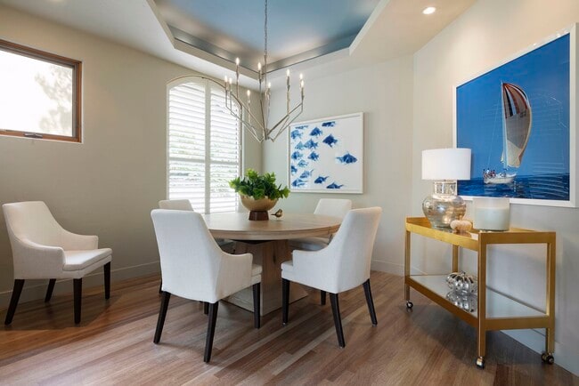 Organice reuniones elegantes en el comedor formal. - 745 Rice St E