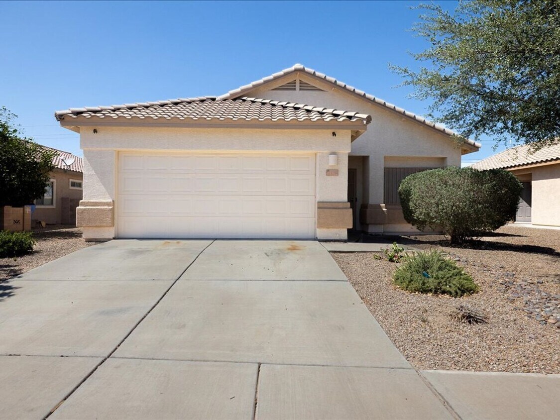 Foto principal - 4 bedroom 2 bath