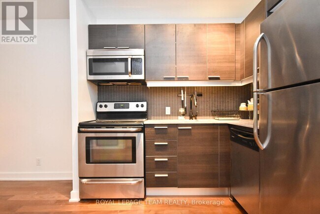 Photo du bâtiment - 354-354 Gladstone Ave