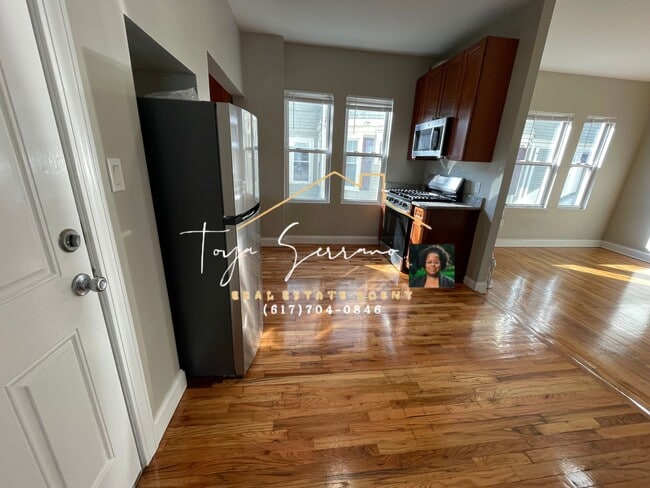 Building Photo - 11 Abbotsford St