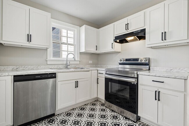 Foto del edificio - Charming Home 2 Bedroom Cottage with Fenced Yard Near Downtown Durham