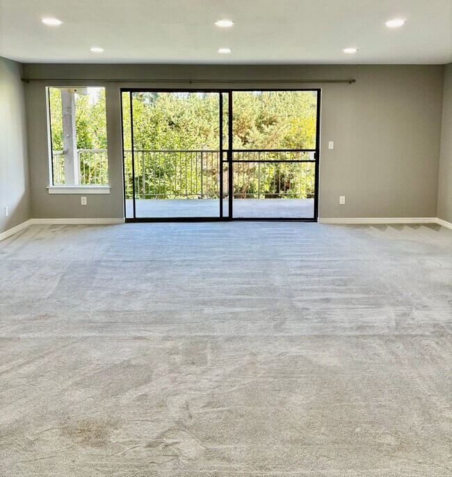 Foto del edificio - 2 Bed / 2 Bath updated Mercer Island condo $2,995/mo