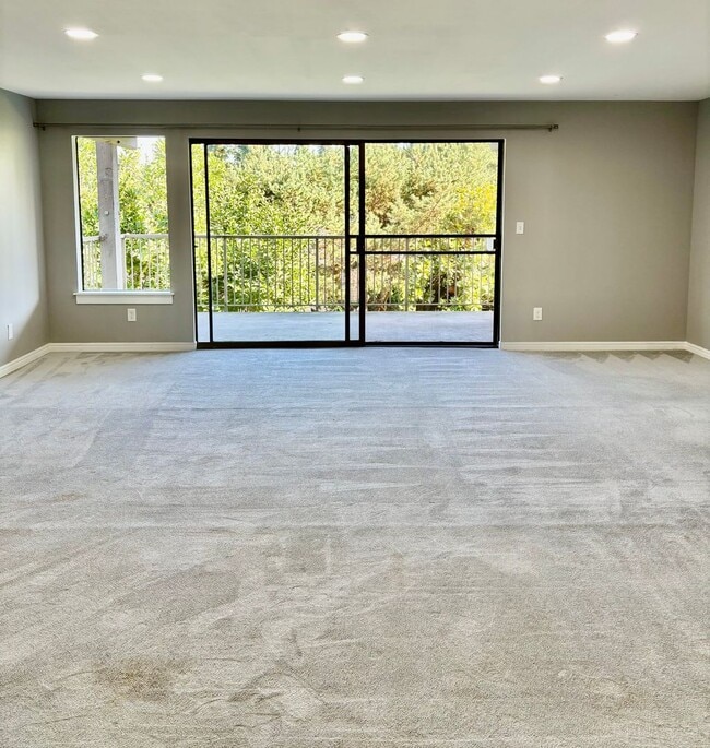 Building Photo - 2 Bed / 2 Bath updated Mercer Island condo...