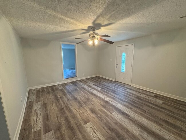 Building Photo - 5163 Clifton Dr