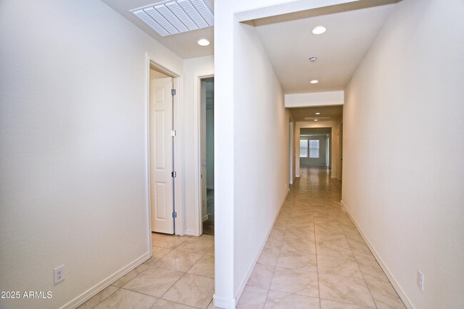 Building Photo - 935 W Finch Dr