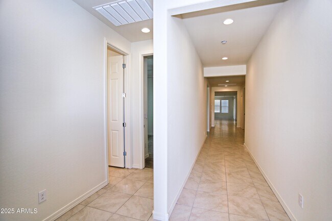 Foto del edificio - 935 W Finch Dr