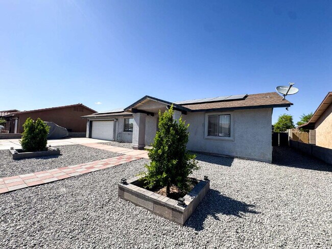 Foto del edificio - “Spacious 4-Bedroom, 2-Bath Home with Solar Panels in Yuma”