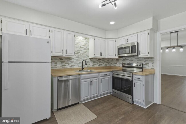 Foto del edificio - 910 Candlelight Ct