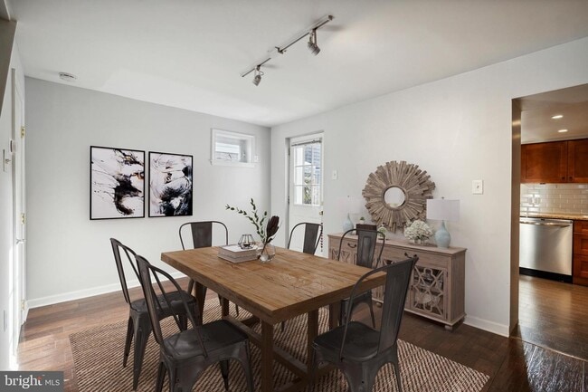 Building Photo - 2218 E Oakdale St