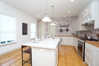 Building Photo - 527 Pecore St