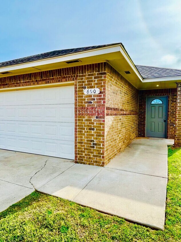 Primary Photo - Charming 3BD 2BA Duplex in Yukon, The Gard...