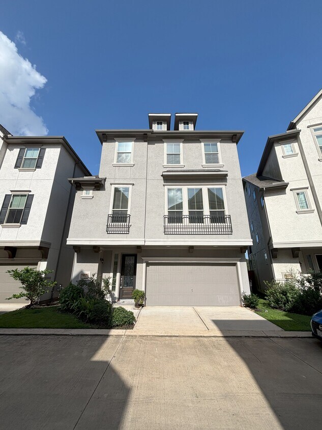 Foto principal - 9611 Knights Station Dr
