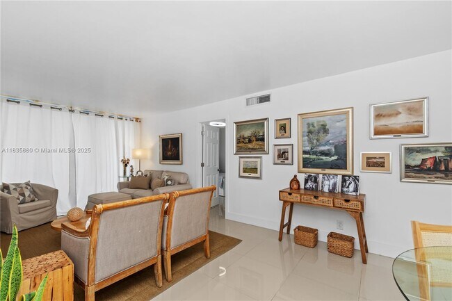 Foto del edificio - 3301 N Country Club Dr
