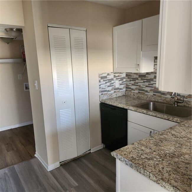 Foto del edificio - 293 Country Club Dr