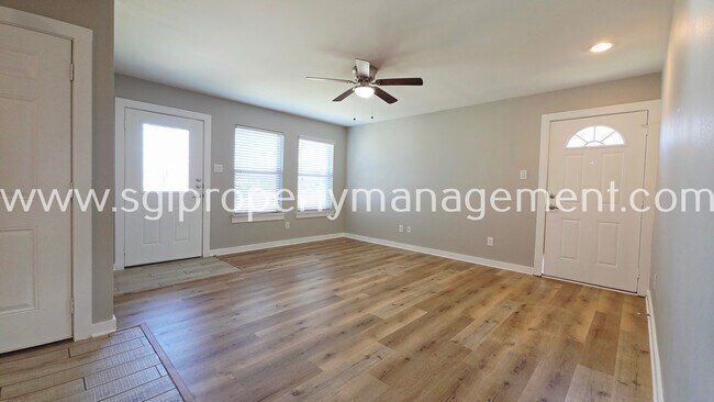Foto del edificio - 523 Wood Dr