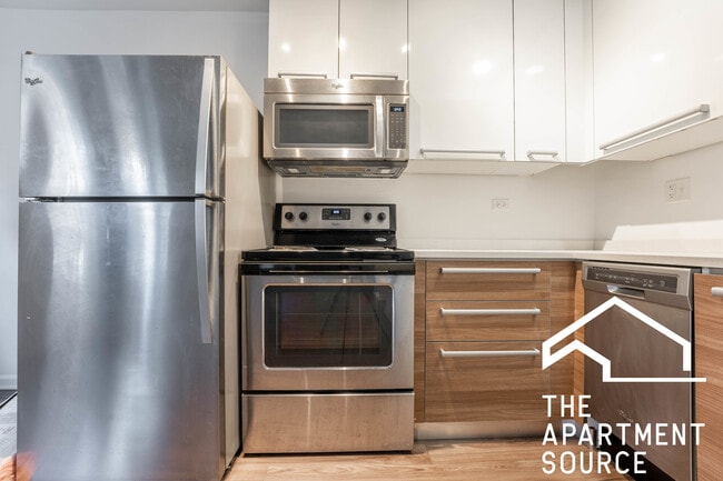 Building Photo - 925 W Carmen Ave