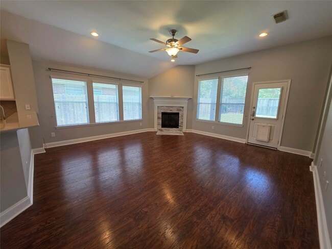Foto del edificio - 395 Livingstone Ln