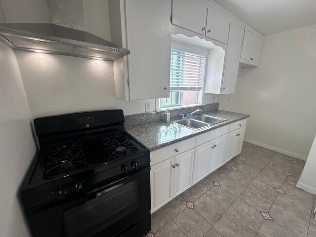 Foto del edificio - 8739-8743 Firestone Blvd