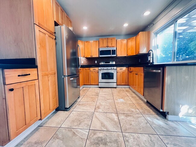 Foto del edificio - Stunning 2-Bedroom, 2-Bathroom Home in Pri...