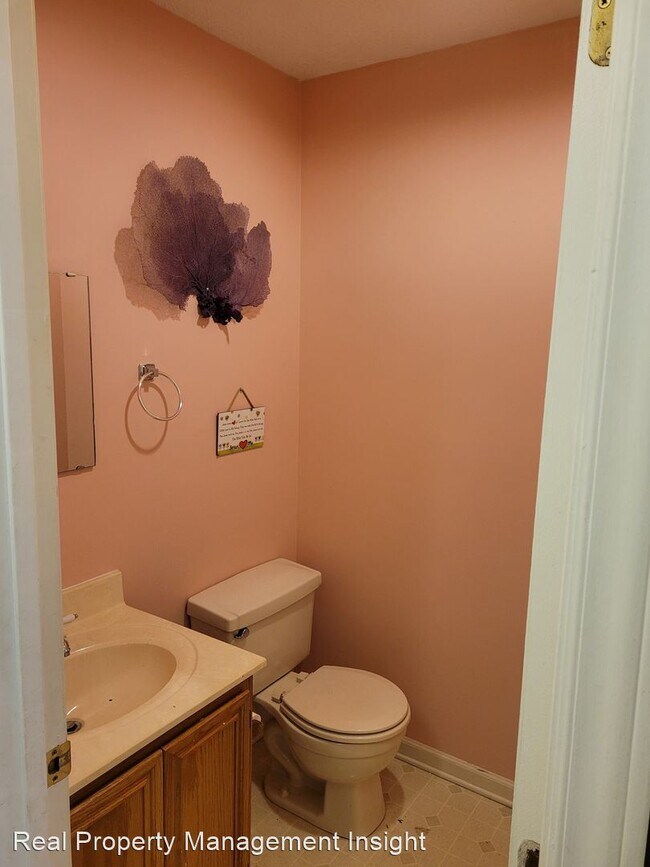 Building Photo - 2 br, 1.5 bath House - 485 Pickett Street