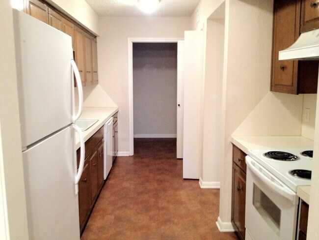 Building Photo - Townhome *LEASING SPECIAL AVAILABLE*