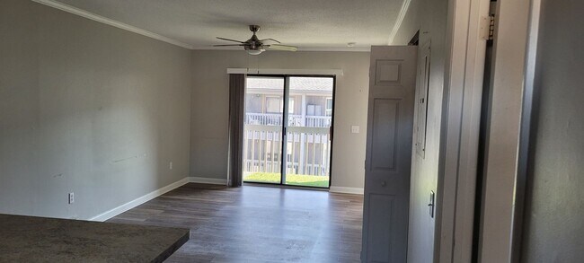 Foto del edificio - 475 Meadowview Dr