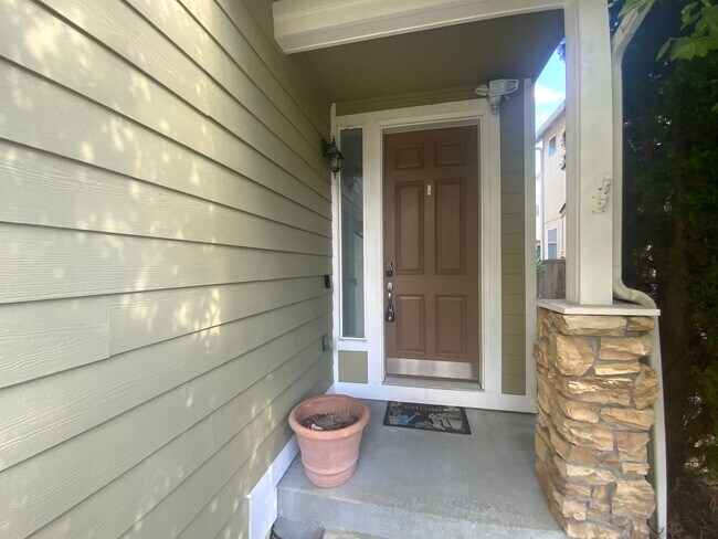 Building Photo - Newly Remodeled Puyallup Gem - Modern Comf...