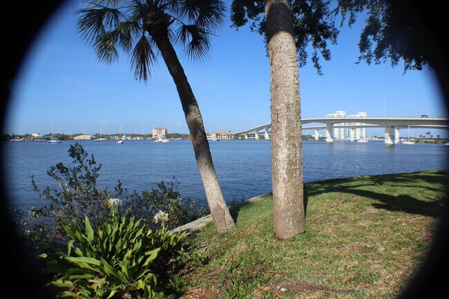 Foto del edificio - 2 bed 1 bath condo on the river.