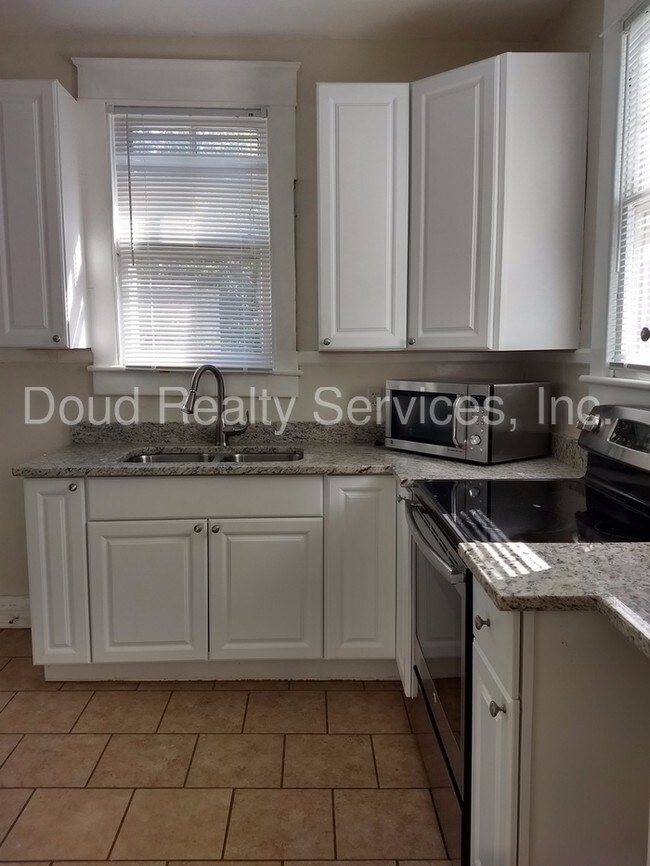 Building Photo - Quiet and Cute 2 Bedroom Apartment