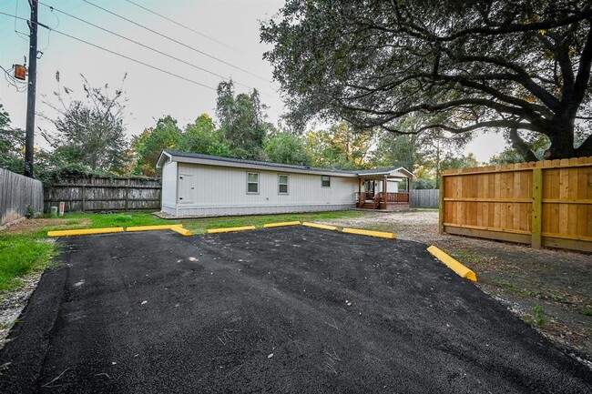 Building Photo - 15511 Cypress Garden Dr