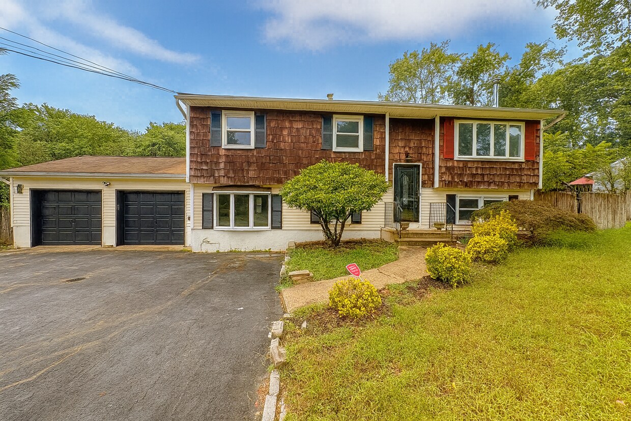Foto principal - Stunning Renovated 4-Bedroom Home with Gor...
