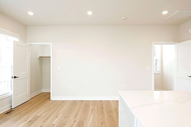 Building Photo - 919 Belmont Ave