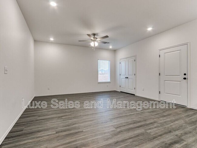 Foto del edificio - 11004 Oak Holw Ln