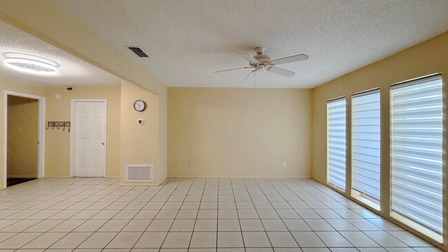 Building Photo - 889 Hendry Dr
