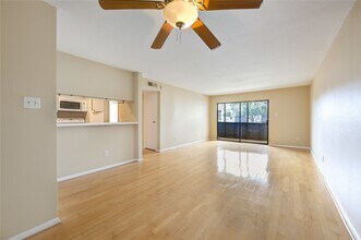Building Photo - 3055 Walnut Bend Ln