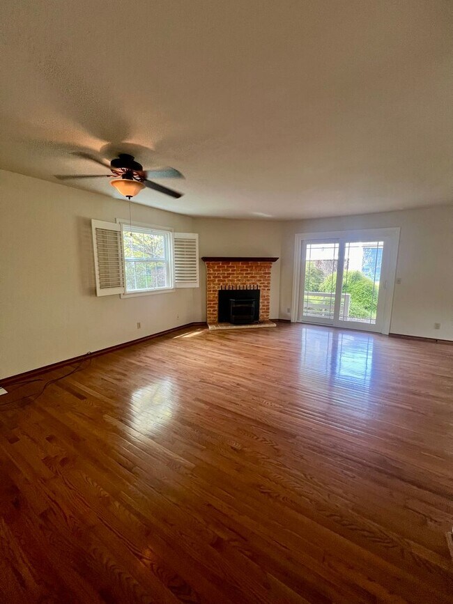 Building Photo - Come Check out this Lovely 3 Bedroom 2 bat...