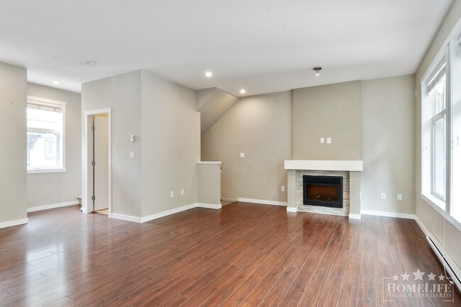 Building Photo - 3 Bedroom + Den Townhome in Panorama Woods at Sullivan Station