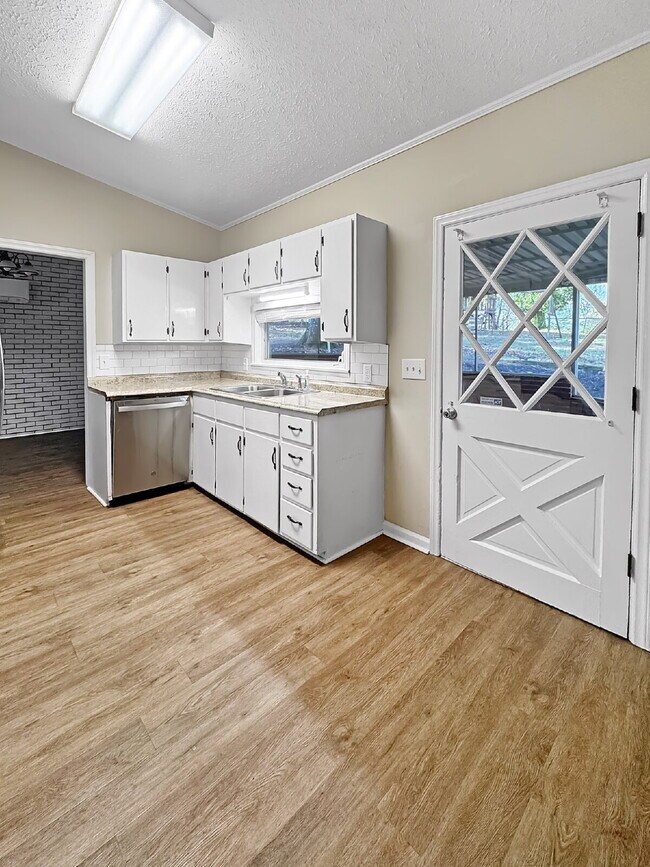 Building Photo - Newly Remodeled Home in the Heart of Gainesville – Available Now!