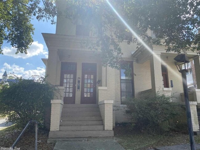 Building Photo - 307 E 7th St