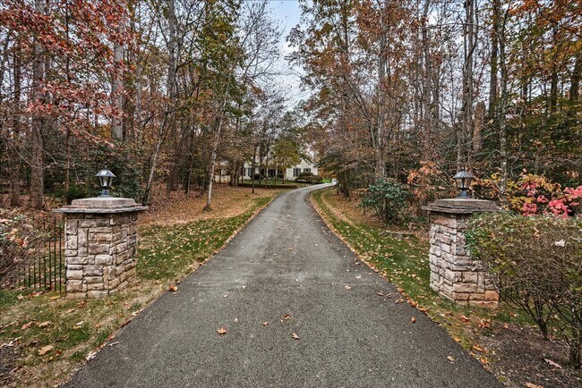 Foto del edificio - **Charming 3-Bedroom Rambler on 3 Acres in...