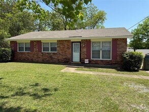 Building Photo - 3211 Hackberry Ln