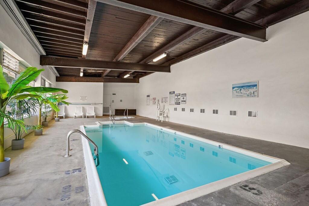 Piscina y jacuzzi - Regency