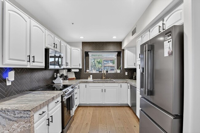 Building Photo - 8807 E Dahlia Dr